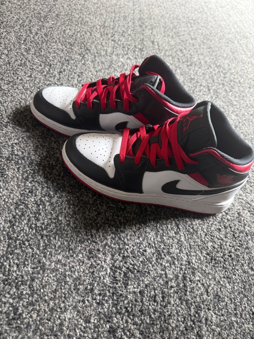 Jordan 1 Mid Gym Red Black Toe